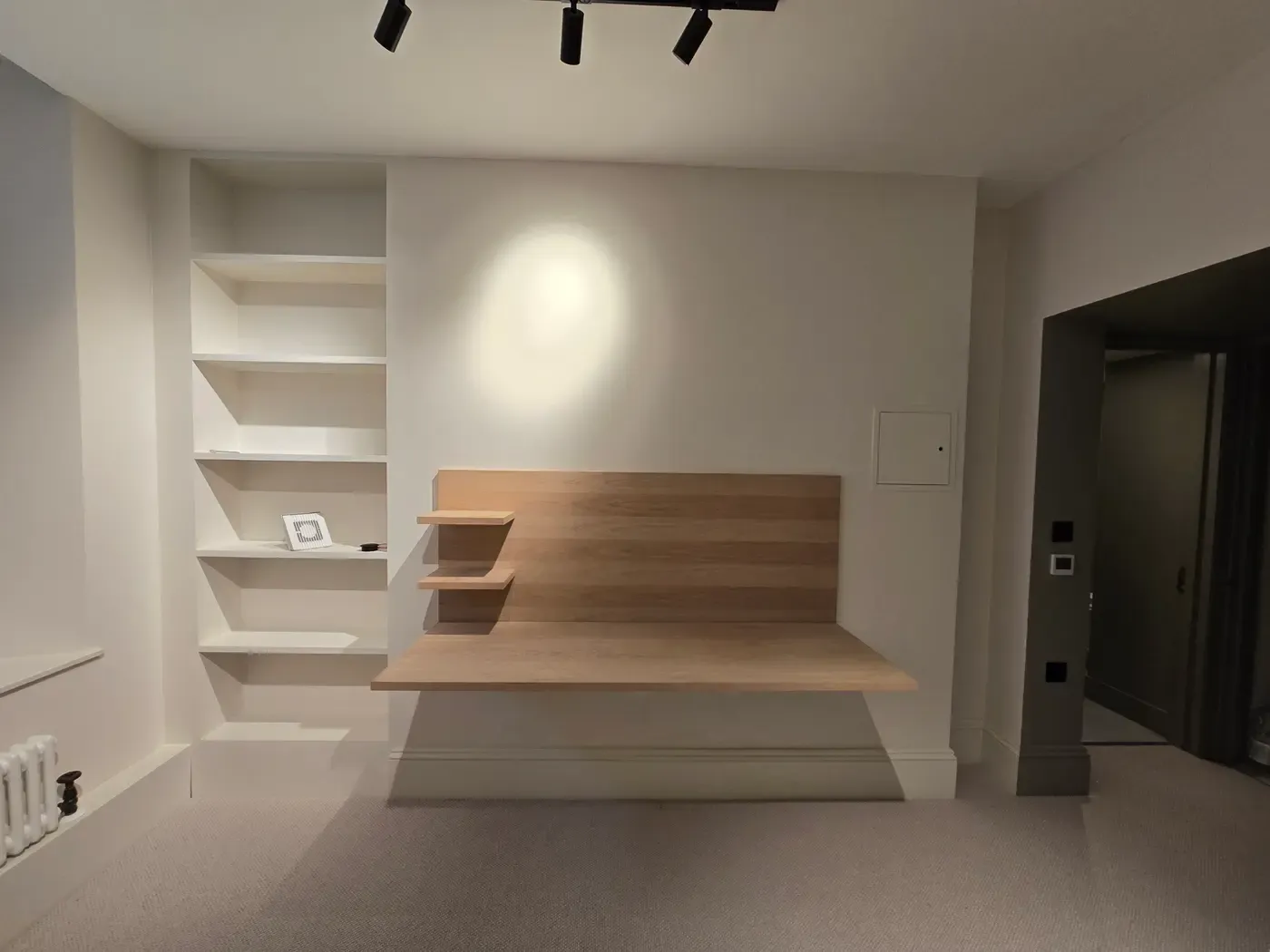 Built-in hanging desk in SW1